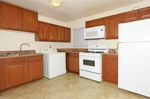 1015 Rollins Cir, Hampton, VA 23663 photo 5