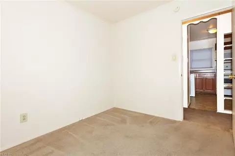 1015 Rollins Cir, Hampton, VA 23663 photo 8