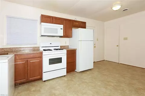 1015 Rollins Cir, Hampton, VA 23663 photo 3