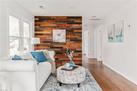 32 Woodbury Forrest Dr, Hampton, VA 23665