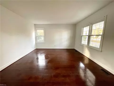 Living - 12 Kings Landing Ln, Hampton, VA 23669 photo 8 of 8