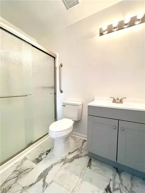 Bath - 12 Kings Landing Ln, Hampton, VA 23669 photo 1 of 3