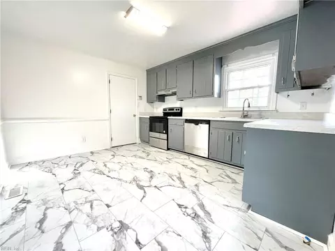 Kitchen - 12 Kings Landing Ln, Hampton, VA 23669 photo 2 of 3