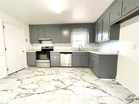 Kitchen - 12 Kings Landing Ln, Hampton, VA 23669 photo 3 of 3
