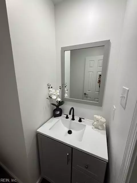 Bath - 702 Whitney Ct, Hampton, VA 23669 photo 4 of 4