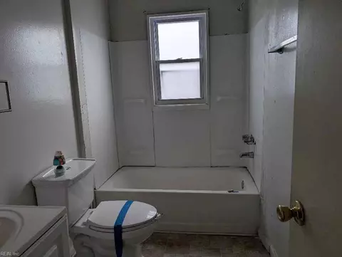 Bath - 646 Pocahontas Pl, Hampton, VA 23661 photo 1 of 1