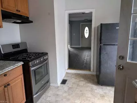 Entry Way - 646 Pocahontas Pl, Hampton, VA 23661 photo 1 of 1