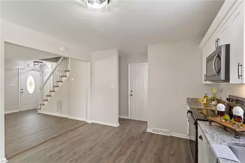 Entry Way - 8 Overton Dr, Hampton, VA 23666 photo 4 of 6