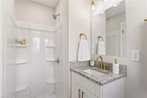 Bath - 8 Overton Dr, Hampton, VA 23666 photo 4 of 5