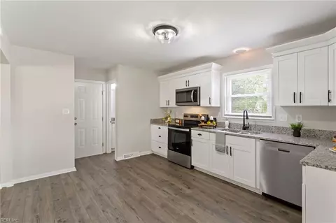 Entry Way - 8 Overton Dr, Hampton, VA 23666 photo 1 of 6