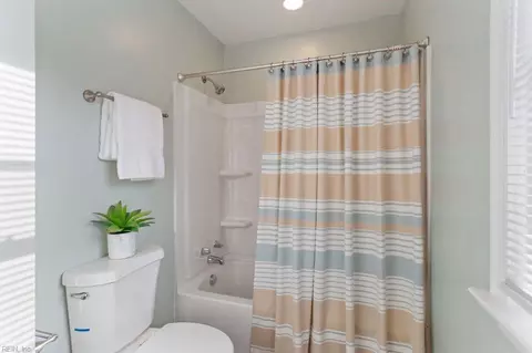 Bath - 9 Douglas St, Hampton, VA 23663 photo 2 of 4