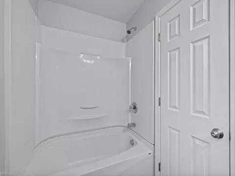 Bath - 64 Henry St, Hampton, VA 23669 photo 6 of 6