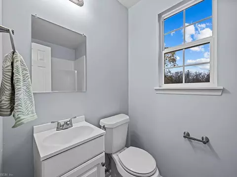 Bath - 64 Henry St, Hampton, VA 23669 photo 5 of 6