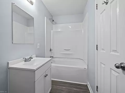 Bath - 64 Henry St, Hampton, VA 23669 photo 4 of 6