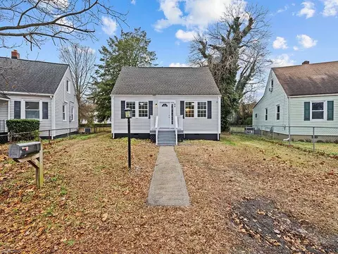 Exterior - 64 Henry St, Hampton, VA 23669 photo 1 of 8
