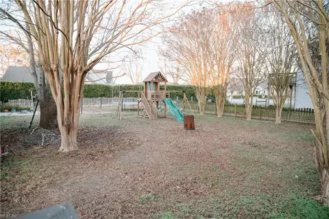 Exterior - 19 Riverside Dr, Smithfield, VA 23430 photo 3 of 5