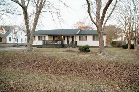 Exterior - 19 Riverside Dr, Smithfield, VA 23430 photo 1 of 5