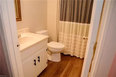 Bath - 19 Riverside Dr, Smithfield, VA 23430 photo 1 of 2