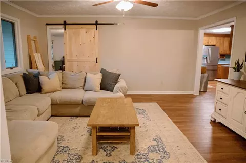 Living - 19 Riverside Dr, Smithfield, VA 23430 photo 1 of 4