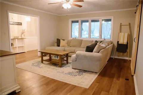 Living - 19 Riverside Dr, Smithfield, VA 23430 photo 2 of 4