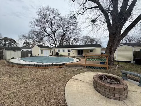 925 Lamplight Ln, Virginia Beach, VA 23452