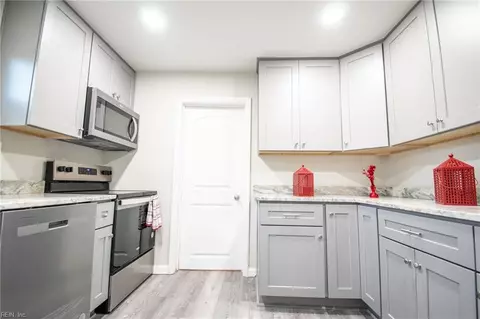 Kitchen - 705 Shell Rd, Chesapeake, VA 23323 photo 4 of 7