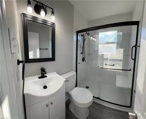 Bath - 62 Henry St, Hampton, VA 23669 photo 1 of 1