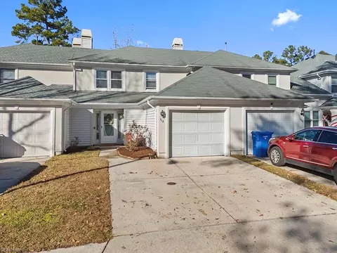318 Esplanade Pl, Chesapeake, VA 23320
