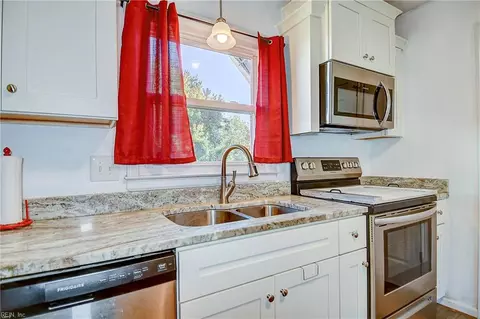Kitchen - 516 Celey St, Hampton, VA 23661 photo 3 of 4