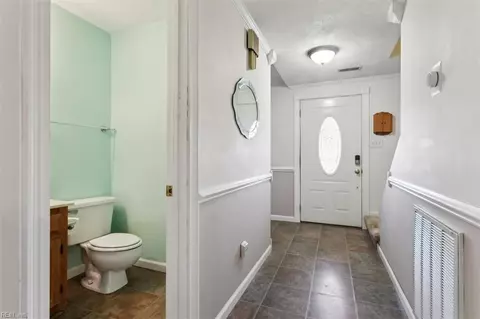 Entry Way - 3 Poulas Ct, Hampton, VA 23669 photo 2 of 2
