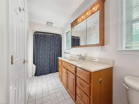 Bath - 3 Poulas Ct, Hampton, VA 23669 photo 5 of 7