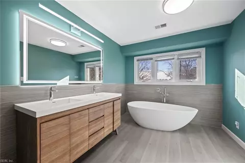 Bath - 9 Jib Ct, Hampton, VA 23664 photo 2 of 4