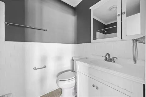 Bath - 35 Wheatland Dr, Hampton, VA 23666 photo 1 of 2