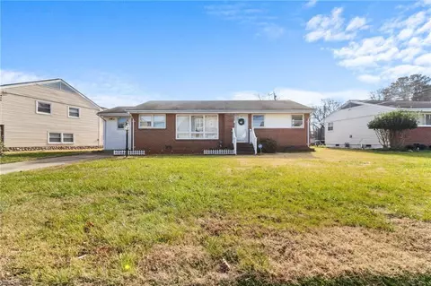 7 Lakeshore Dr, Newport News, VA 23608