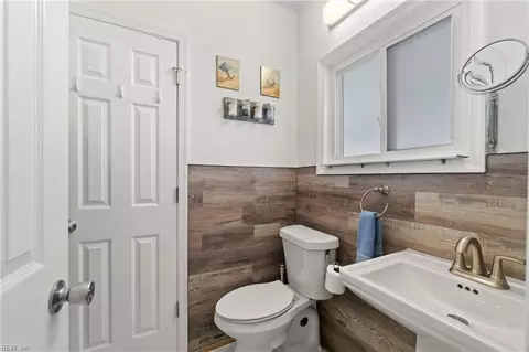 Bath - 259 N Second St, Hampton, VA 23664 photo 2 of 4