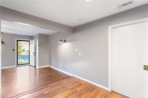 409 Samuelson Ct, Hampton, VA 23605 photo 11