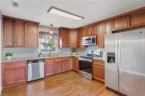 409 Samuelson Ct, Hampton, VA 23605 photo 9