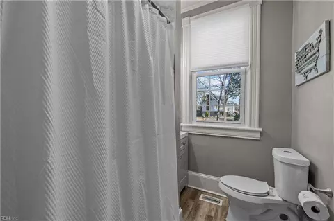 Bath - 437 Colbert Ave, Hampton, VA 23669 photo 3 of 4