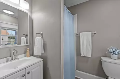 Bath - 437 Colbert Ave, Hampton, VA 23669 photo 4 of 4