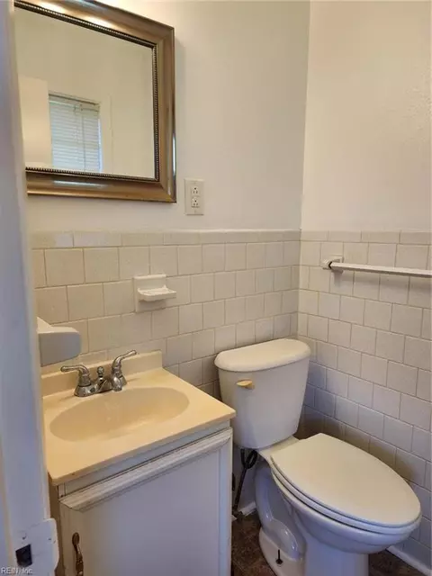 Bath - 4801 Threechopt Rd, Hampton, VA 23666 photo 2 of 2
