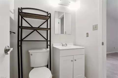 Bath - 14 Silk Tree Pl, Hampton, VA 23666 photo 1 of 5