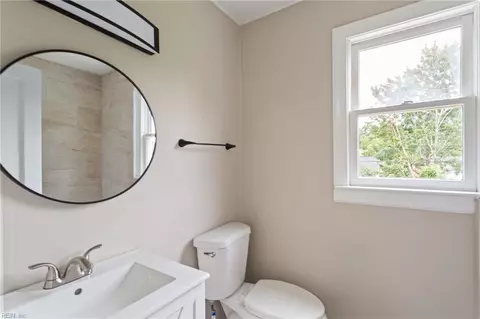 Bath - 415 Shenandoah Rd, Hampton, VA 23661 photo 3 of 4