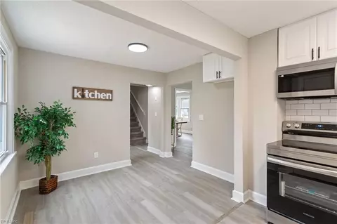 Entry Way - 415 Shenandoah Rd, Hampton, VA 23661 photo 2 of 4