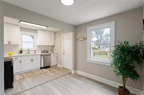 Entry Way - 415 Shenandoah Rd, Hampton, VA 23661 photo 1 of 4