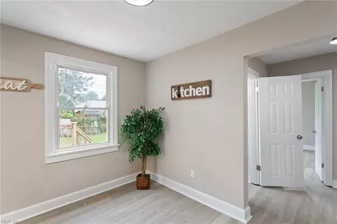 Entry Way - 415 Shenandoah Rd, Hampton, VA 23661 photo 3 of 4