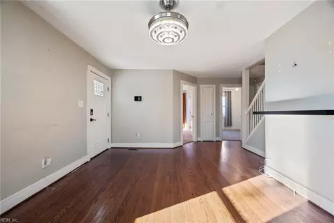 Living - 35 Henry St, Hampton, VA 23669 photo 2 of 4