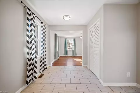 Entry Way - 35 Henry St, Hampton, VA 23669 photo 4 of 4