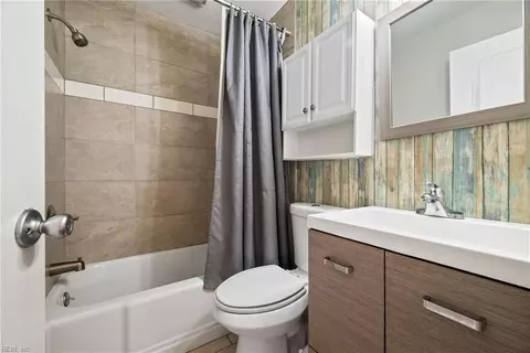 Bath - 35 Henry St, Hampton, VA 23669 photo 3 of 3