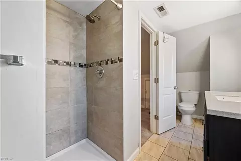 Bath - 35 Henry St, Hampton, VA 23669 photo 1 of 3