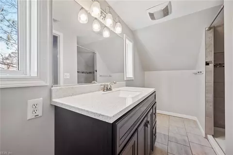 Bath - 35 Henry St, Hampton, VA 23669 photo 2 of 3